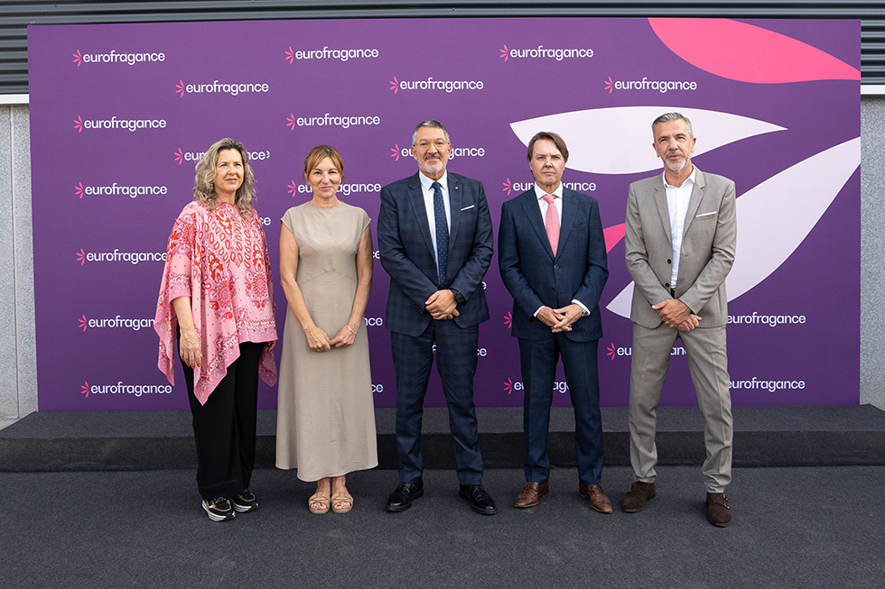 Group of Eurofragance directives at event backdrop.