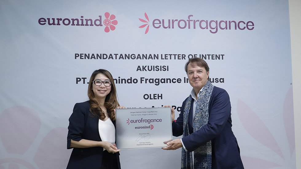 Mrs Wie Ngo Noryati, current owner of PT Euronindo Fragrance, and Santiago Sabates, Founder and Chairman of Eurofragance attending the official acquisition signature